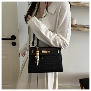 Elegante zwarte lederen schoudertas met geweven textuur en metalen slot voor stijlvolle dames.