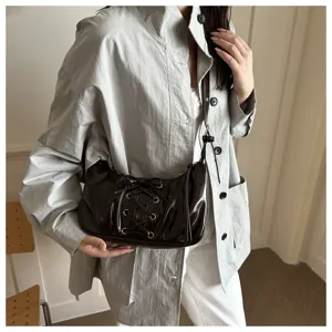 Sac hobo plisse chic pour femme, elegant sac epaule marron fonce tendance detail vue.