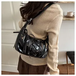 Vue détaillée d'un sac porté épaule noir en similicuir stylé avec laçage corset tendance.
