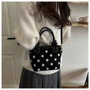 Vue de détail du sac seau à pois noir et blanc avec un design décontracté et élégant.