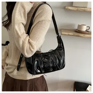 Sac sous les aisselles plissé noir brillant avec laçage, sac à bandoulière élégant pour femmes.