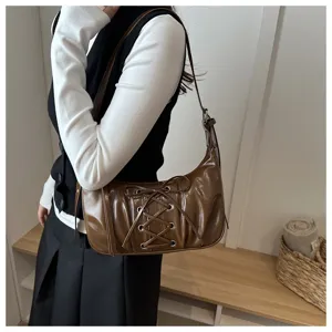 Sac porté épaule plissé marron avec lacet à l'avant, sac dumpling élégant et chic.