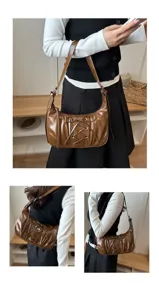 Sac porté épaule hobo marron brillant, vue détaillée avec design de laçage frontal.