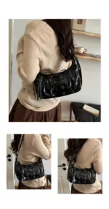 Gros plan sur le sac porté épaule noir brillant avec des détails de laçage uniques.