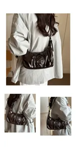 Sac à épaule en cuir verni marron foncé, design plissé élégant avec détail de laçage chic.