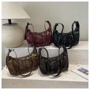 Vue détaillée du sac porté épaule plissé élégant avec brides à lacets et design chic.