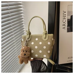 Sac à main à pois verts avec adorable pendentif chien en peluche, sac bandoulière élégant.