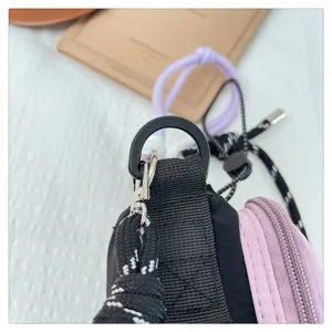 Detailansicht von Outdoor Fareblock Umhängetasche Gurt und Hardware, stilvoll und langlebig.