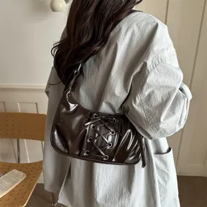 Sac sous les aisselles plissé de niche pour femmes, sac bandoulière élégant en cuir verni.