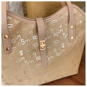 Gedetailleerd uitzicht van een beige PU lederen tote tas met stijlvol cijferpatroon en sluiting.