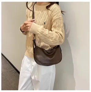 Borsa a tracolla a mezzaluna in pelle marrone rétro alla moda da donna, borsa versatile.