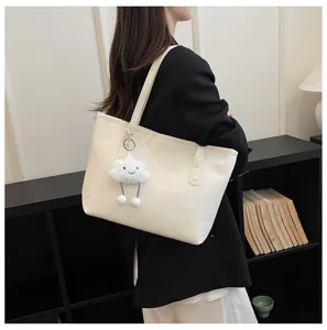 Vista detallada de bolso tote beige casual, elegante bolso de hombro con colgante de nube.