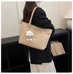 Bolso de hombro tote de piel PU beige con detalle de colgante de felpa de nube.