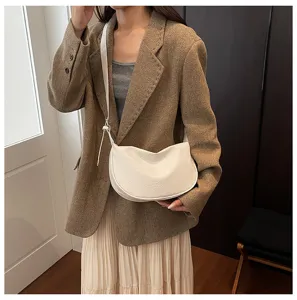 Elegante borsa a tracolla bianca a mezzaluna in pelle, stilosa borsa dumpling da donna.