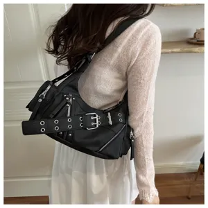 Vista dettagliata della borsa retrò nera, con eleganti fibbie in metallo e pratiche cerniere.