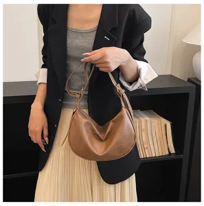 Elegante borsa a tracolla marrone in pelle, pratica borsa a mezzaluna casual da donna.
