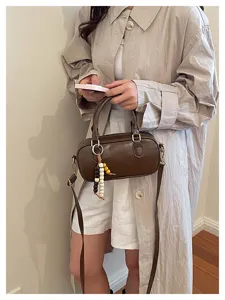 Bolso de hombro marrón de cuero estilo coreano minimalista con abalorio de perlas.