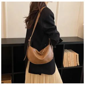 Vista dettagliata della borsa a spalla marrone retrò, design a mezzaluna per donna.