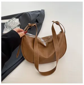 Borsa a spalla hobo marrone classica in ecopelle con chiusura lampo e cinturini regolabili.
