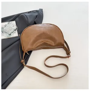 Borsa a tracolla vintage marrone da donna, elegante borsa a mezzaluna in ecopelle per stile.