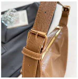 Dettaglio cinturino borsa in pelle PU marrone, primo piano hardware in stile vintage