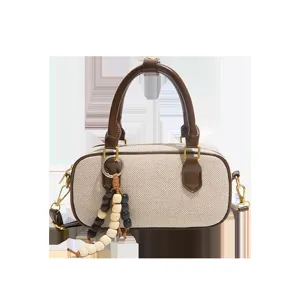 Elegante bolso bandolera cilíndrico de lona estilo coreano con ribete de cuero y cuentas.