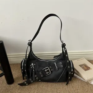 Borsa a tracolla stile moto vintage nera da donna, borsa punk cool con occhielli metallici.
