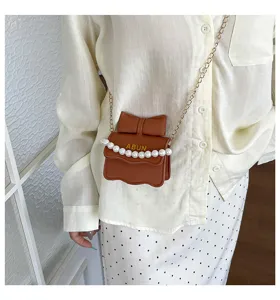 Sac bandoulière mini marron pour femme, nœud mignon et chaîne de perles, sac d'été tendance.