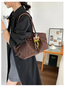 Borsa tote chic con stampa leopardato marrone e simpatico ciondolo orsetto, grande borsa a spalla donna