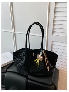 Vista dettagliata della borsa tote stampa leopardata nera, tessuto morbido e stile chic.