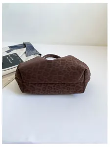 Dettaglio borsa shopper leopardata marrone, borsa a spalla morbida da donna per lavoro e tempo libero.