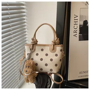 Sac seau tendance à pois beige avec charmant pendentif ours marron, sac à bandoulière chic.