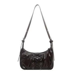Sac porté épaule froncé en cuir verni marron pour femme, sac hobo stylé avec détails de laçage.