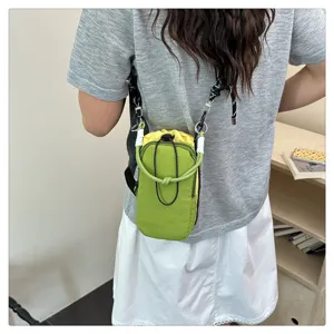 Outdoor Streetstyle Umhängetasche für Handys mit kontrastierendem Design und praktischer Mini-Größe.