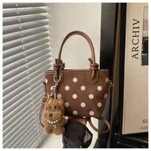 sac seau à pois marron avec charmant pendentif chien, sac à bandoulière décontracté élégant.