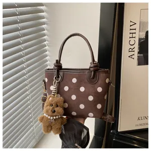 Sac seau en velours marron à pois avec pendentif d'ours vue détaillée du design