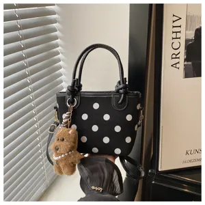Sac seau noir à pois élégant sac à bandoulière en nylon décontracté avec joli pendentif ours.