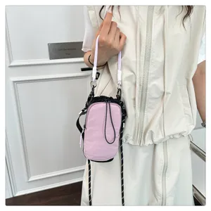 Nahaufnahme Detailbild der stylischen Farbkombination Mini Umhängetasche für Handys.