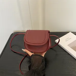 Μόδα Τσάντα Χιαστί Σέλα από Δέρμα PU για Γυναίκες Μονόχρωμη Ραμμένη Μικρή Τσάντα Ώμου Μαγνητικό Κούμπωμα Καθημερινή Τσάντα Μασχάλης