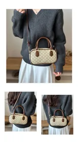 Detailansicht der stilvollen Monogramm Umhängetasche mit braunem Leder und markantem M-Muster.