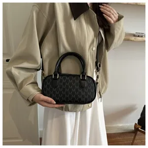 Schicke schwarze Monogramm Schultertasche für Damen, vielseitige Umhängetasche für Arbeit.