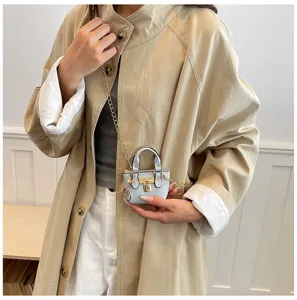 Primer plano del bolso cruzado de cuero mini de tendencia con exquisitos detalles metálicos.
