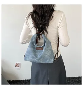 Vista dettagliata dello zaino borsa shopper donna, borsa a tracolla retrò blu casual.