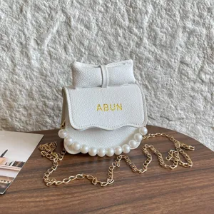 Chic sac à main mini blanc avec nœud, poignée en perles et chaîne tendance pour femmes.