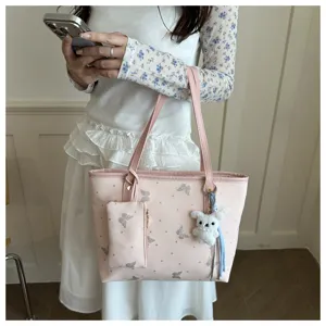 Borsa tote rosa da donna con motivo a farfalla argentata, grazioso ciondolo coniglio e pochette.
