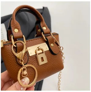 Mini bolso cruzado de cuero PU marron con herrajes de candado dorado y correa de cadena.