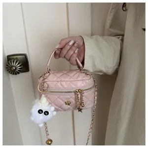 Bolso neceser rosa acolchado con asa, correa de cadena, detalle de flor y lindo colgante de peluche.