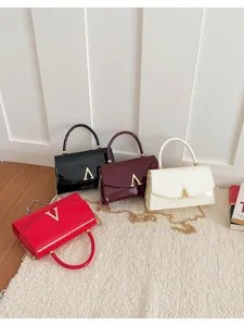 Elegante borsa a tracolla da donna in pelle verniciata con catena e chiusura a V.