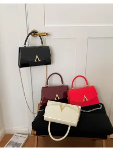 Borsa a tracolla elegante in vernice con catena e logo V in metallo per donne di moda