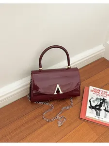 Borsa a tracolla da donna bordeaux lucida con manico e catena per un look elegante.